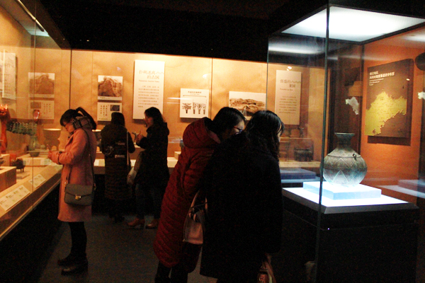 沉浸在博物馆奇幻之旅的大家 沉浸在博物馆奇幻之旅的大家